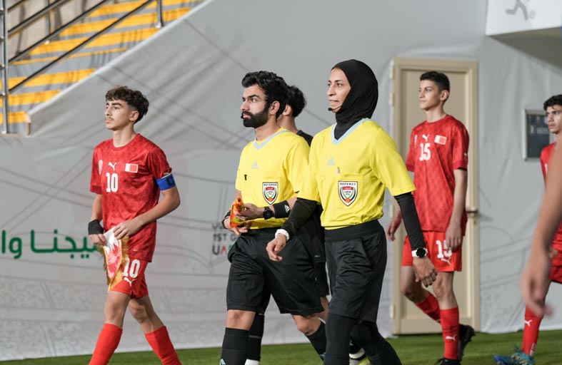 الإماراتية روضة المنصوري أول حكمة تقود مباريات في بطولة كروية خليجية