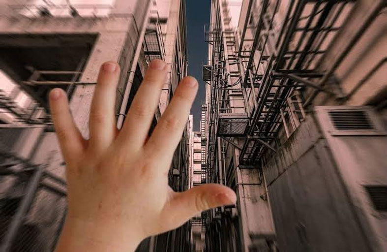 تحقيق بوفاة طفلة سقطت من مبنى شاهق 