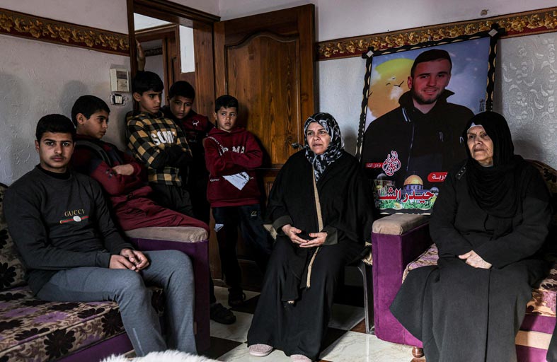 شباب غزة يهربون من جحيم البطالة ليبتلعهم البحر