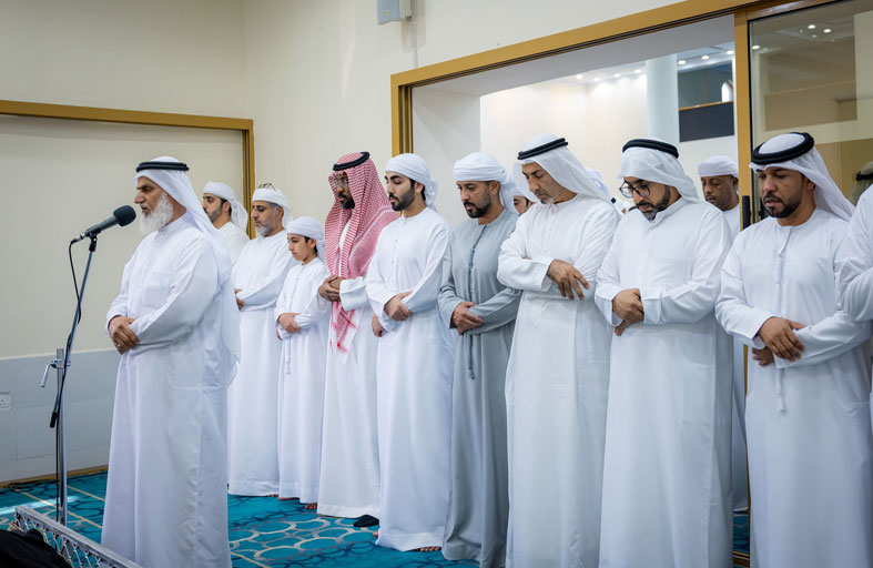 عبدالعزيز بن حميد يؤدي صلاة الجنازة على جثمان سعيد سالم النعيمي