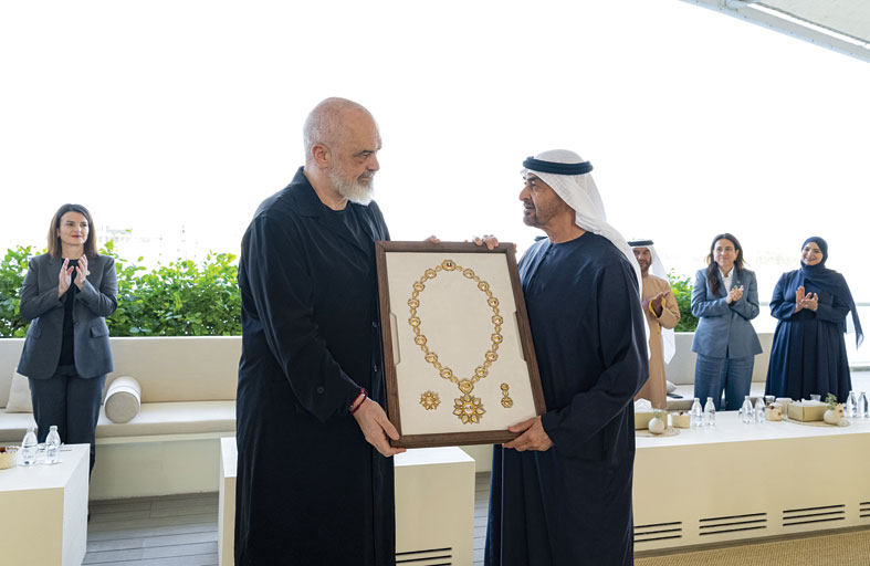 رئيس الدولة يبحث مع رئيس وزراء ألبانيا علاقات التعاون ويمنحه «وسام زايد» 