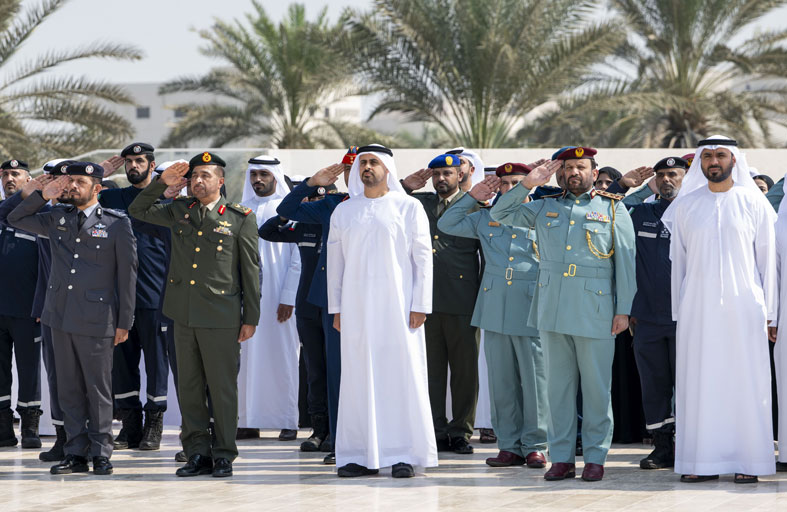 ذياب بن محمد بن زايد يرفع علم دولة الإمارات في واحة الكرامة احتفالاً بيوم العَلم 