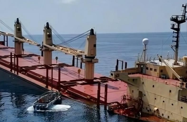 لإنقاذ سفينتين.. منظمة دولية تطالب بالحد من هجمات الحوثيين