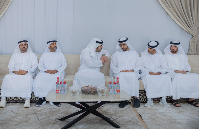 مكتوم بن محمد يقدم واجب العزاء في وفاة حاضر جمعه المهيري