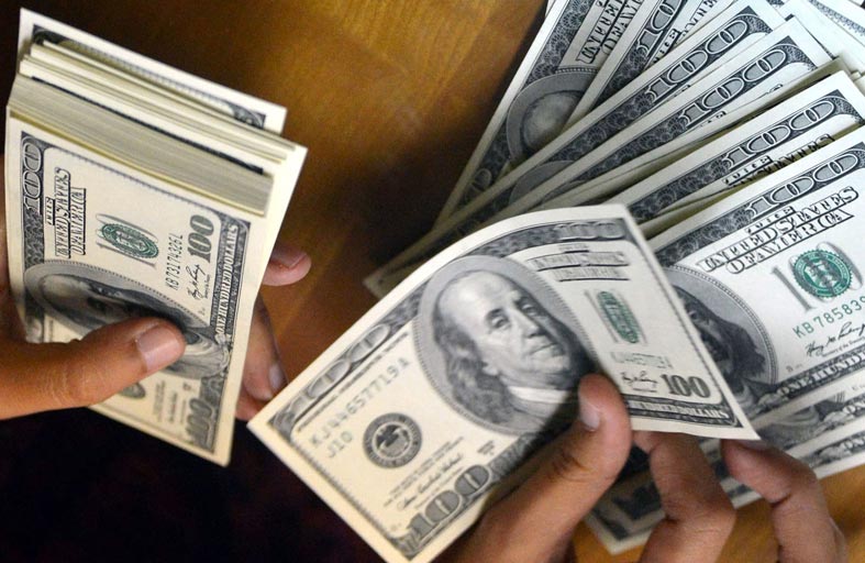 يقامر بـ 360 ألف دولار أرسِلت لحسابه بالخطأ