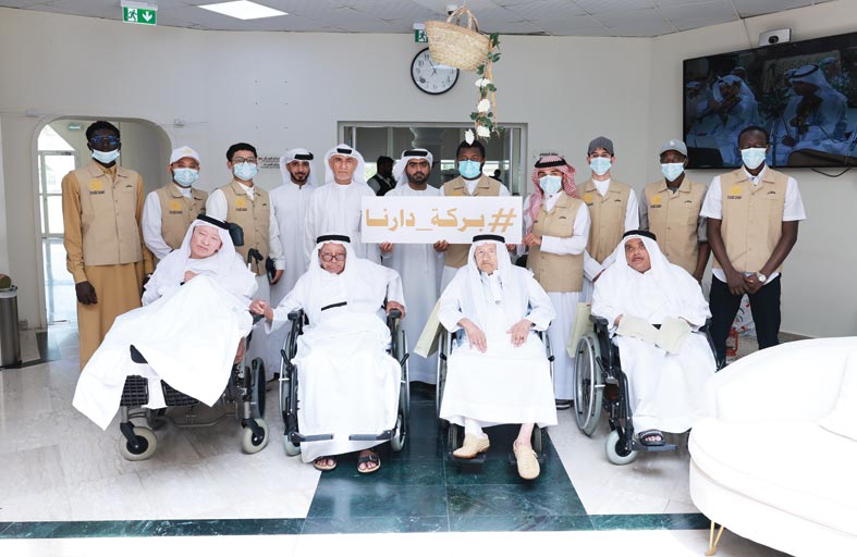 الجامعة القاسمية تنظم لطلبتها زيارة إلى دار المسنين تحت شعار «بركة دارنا»