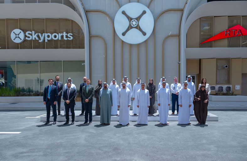 حمدان بن محمد يتفقّد سير العمل في أول محطة للإقلاع والهبوط العمودي للتاكسي الجوي بالقرب من مطار دبي الدولي