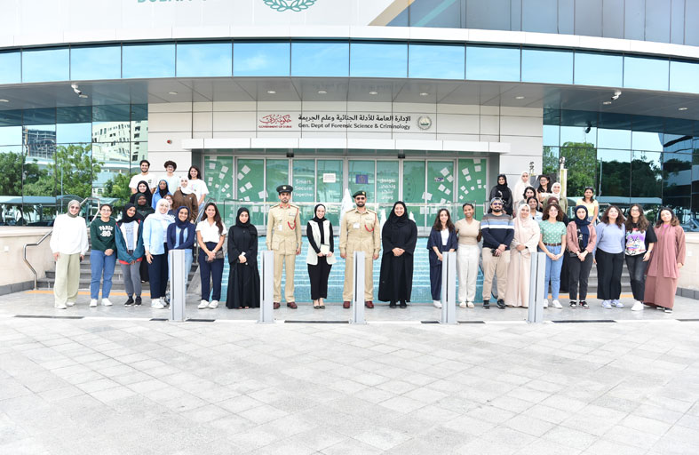 شرطة دبي تستقبل وفداً من الجامعة الأمريكية في الشارقة 