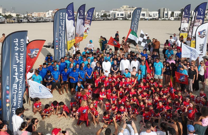 نجاح باهر لتحدي (السباحة حول جزر العالم)  18 ساعة