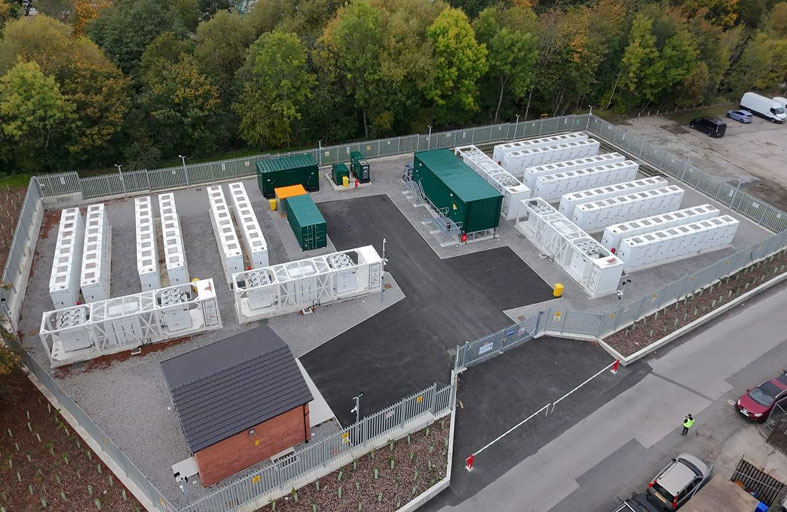 «مصدر» تبدأ تشغيل منشأة نظم بطاريات تخزين الطاقة في «ستوكبورت» بالمملكة المتحدة