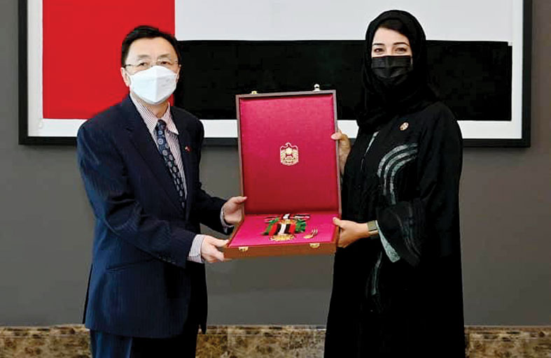 رئيس الدولة يمنح السفير الصيني وسام زايد الثاني من الطبقة الأولى