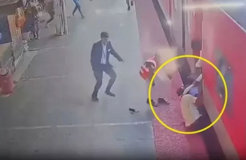 معجزة تنقذ ابن وابنه من قطار