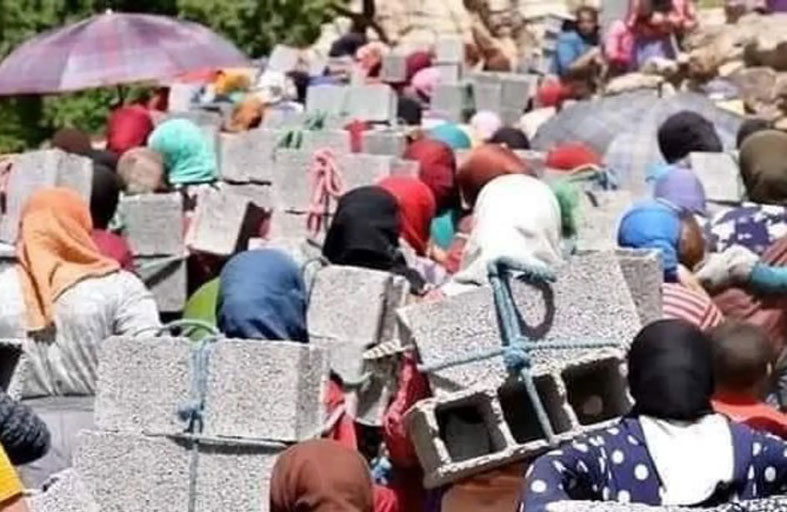 يحملن الطوب وسط الجبال لإعمار مسجد