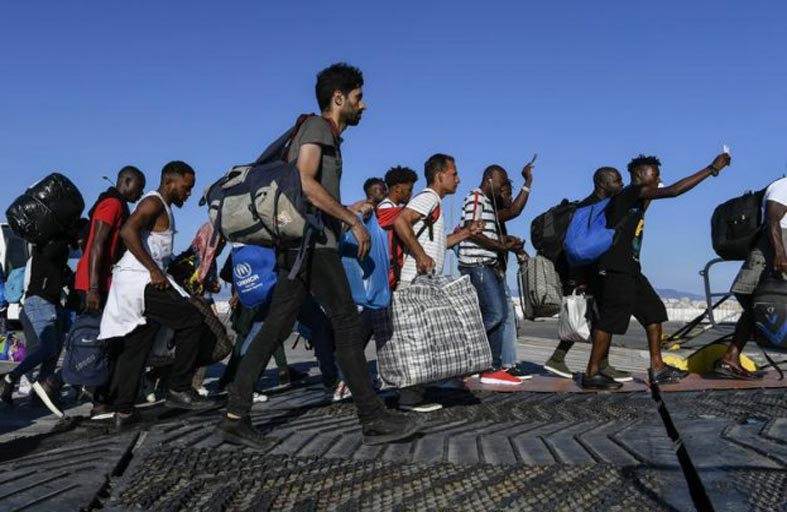 اليونان تبدأ رحلات إعادة مهاجرين بشكل طوعي 