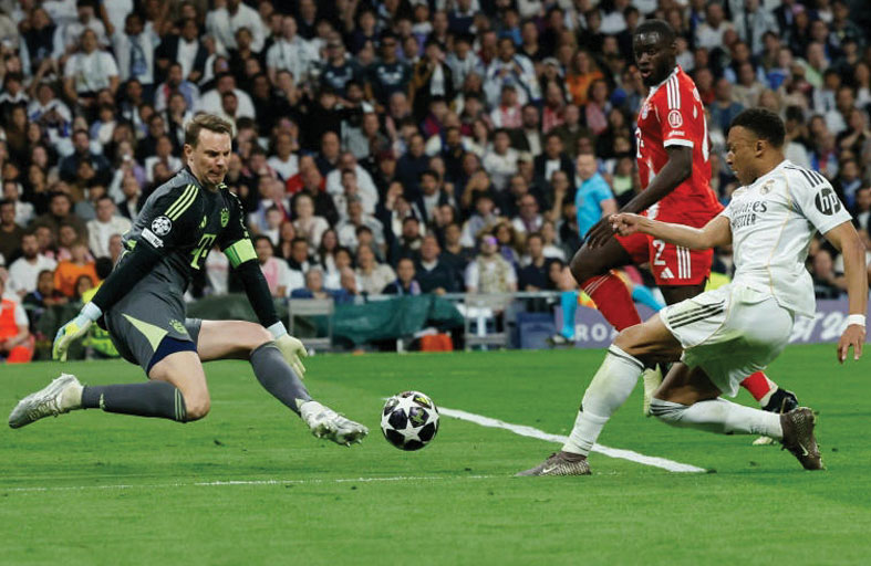 كومباني يشيد بالآداء «الاستثنائي» لنوير رجل المباراة 