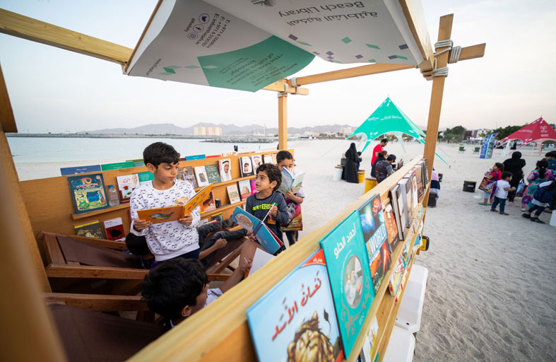 مكتبة الشارقة الشاطئية.. كتب في مختلف الحقول تحط على شاطئ دبا الحصن