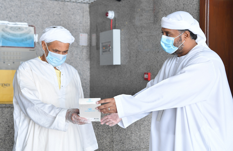 بلدية مدينة أبوظبي توزع 200 جهاز قياس حرارة وملصقات توعوية بخمس لغات على حراس البنايات