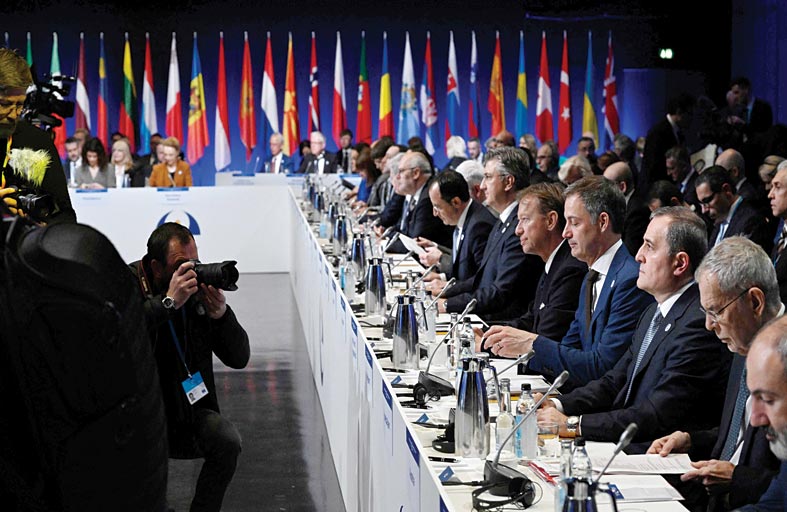 بولندا دعت سراً كييف لوقف الحرب.. حتى لو استقال زيلينسكي