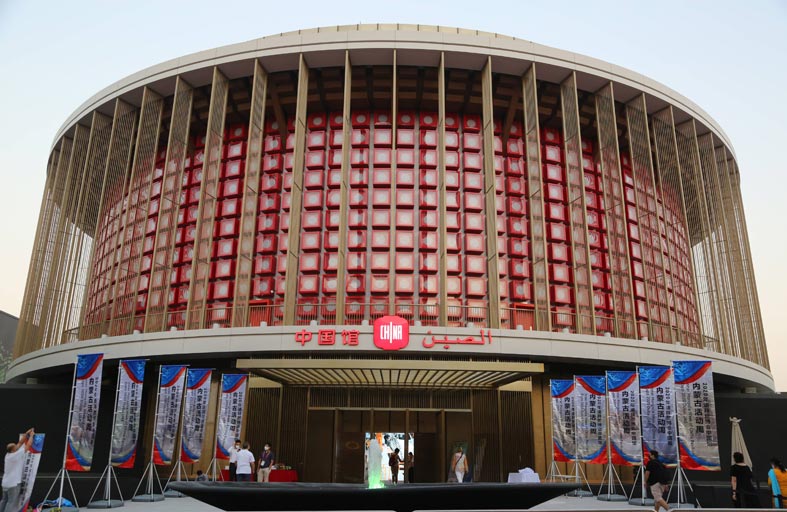 التكنولوجيا ها هنا ونور الصين يضيء سماء الإكسبو