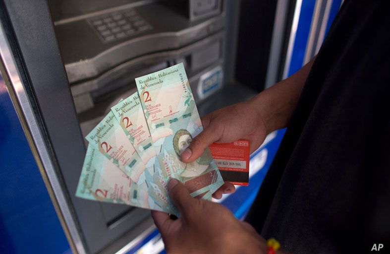 الفنزويليون يريدون التخلص بسرعة من أوراقهم النقدية قبل إصلاح جديد 