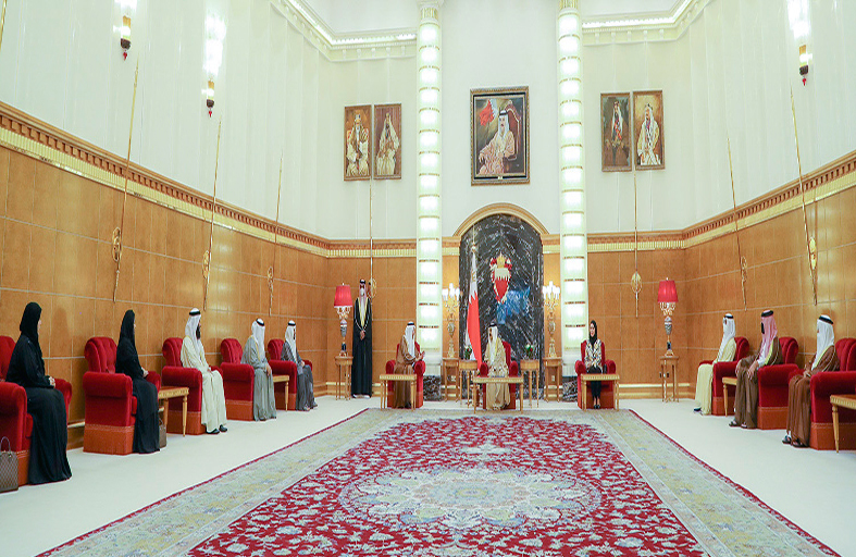 ملك البحرين يستقبل صقر غباش