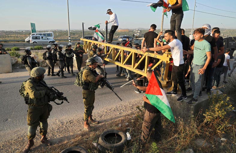 «معركة الأعلام» فصل جديد من النزاع بين إسرائيل والفلسطينيين 