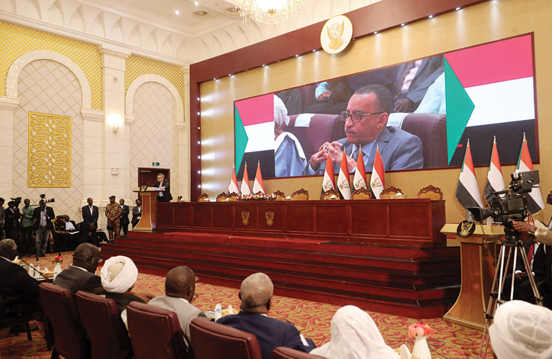 الجيش السوداني والمدنيون يوقعون اتفاقا لإنهاء الأزمة