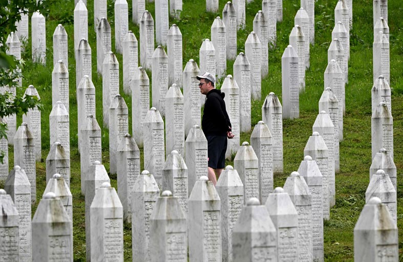 سربرنيتسا.. المذبحة التي أثارت غضب العالم 