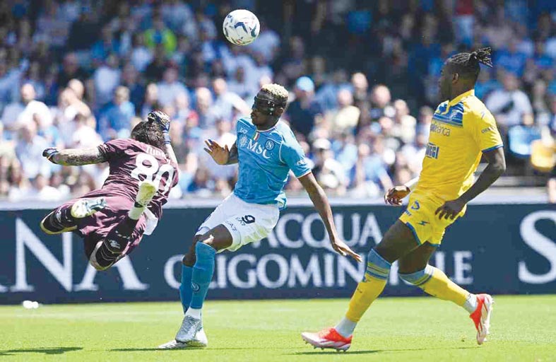 نابولي يتلقى ضربة لآماله في التأهل إلى دوري الأبطال 