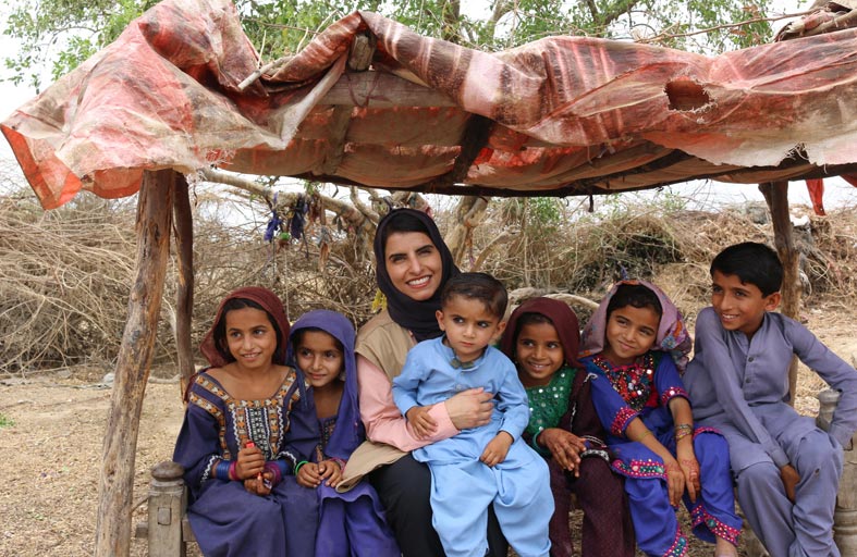 وفد مبادرات محمد بن راشد آل مكتوم العالمية وبرنامج الأغذية العالمي يزور متضرري الفيضانات في باكستان