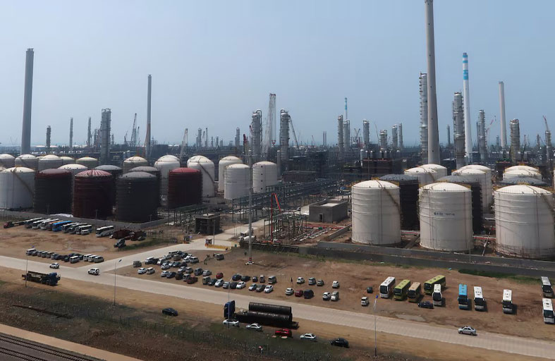 أسهم هينغلي بتروكيميكال الصينية تهوي بعد عقوبات أمريكية على صلة بنفط إيران 