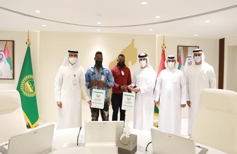 شرطة دبي تكرم مقيمين تقديراً لتعاونهما