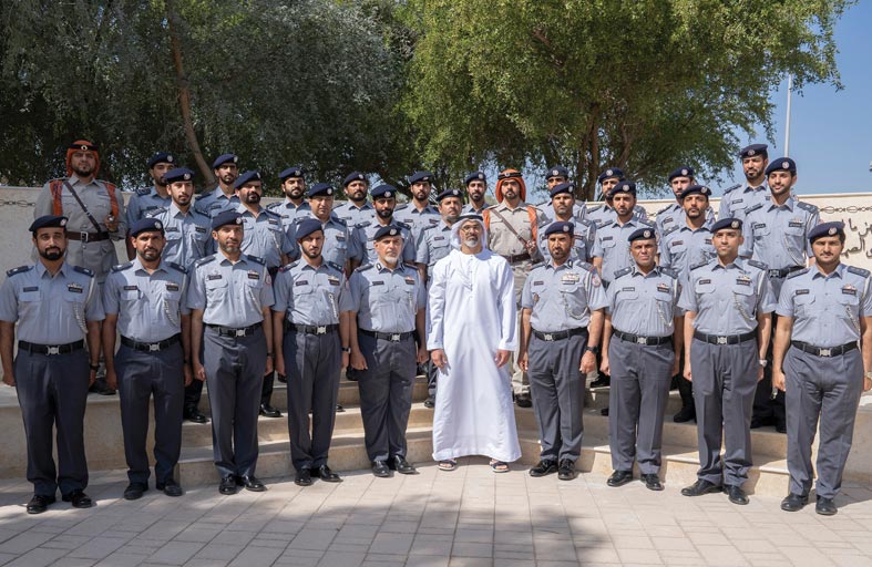 خالد بن محمد بن زايد يفتتح حديقة المسحاب المجتمعية احتفاءً بالموروث والتقاليد الشُرطية العريقة لإمارة أبوظبي 