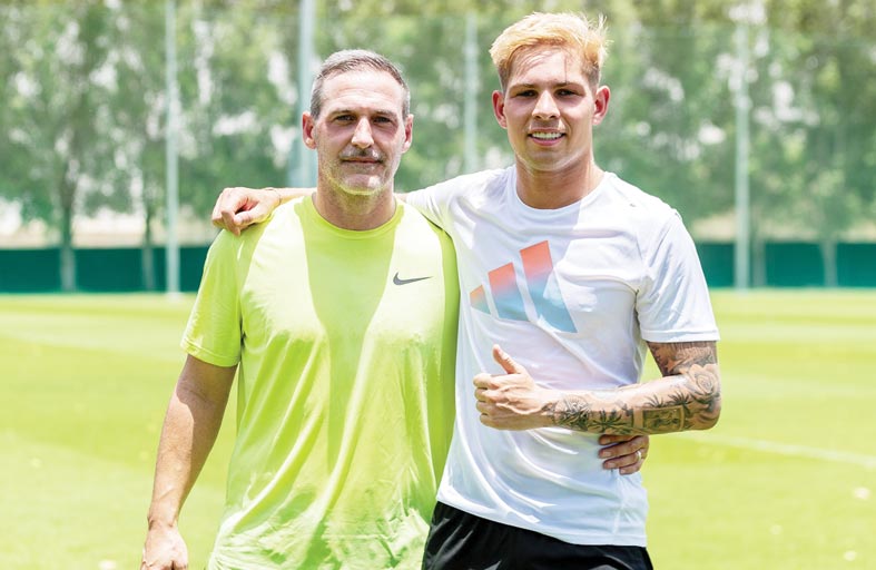 سميث رو نجم أرسنال يتدرب في دبي استعدادا لبطولة أوروبا