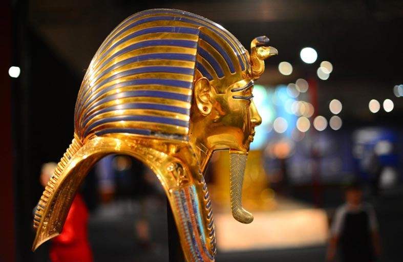 من صاحب قناع توت عنخ آمون؟