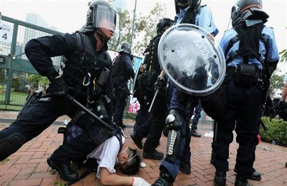 مقاضاة عناصر من شرطة هونغ كونغ في بريطانيا 