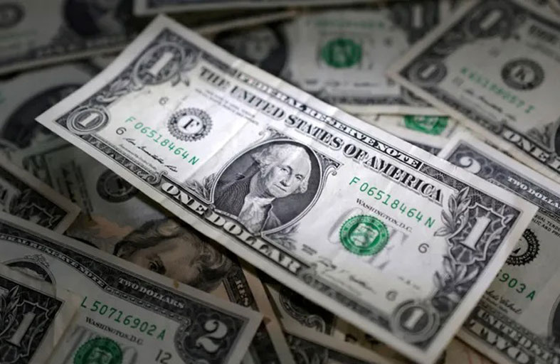 الدولار يستعيد مكانة الملاذ الآمن مع التوتر بعد قصف إيران 