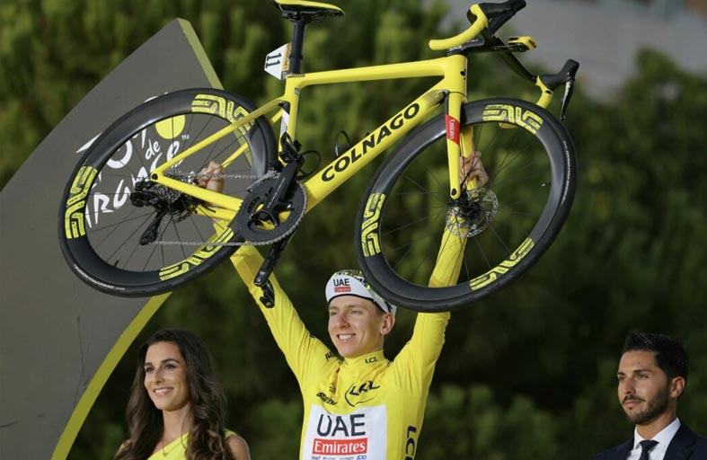 بوجاتشار قائد فريق الإمارات بطلاً لطواف فرنسا للمرة الثالثة