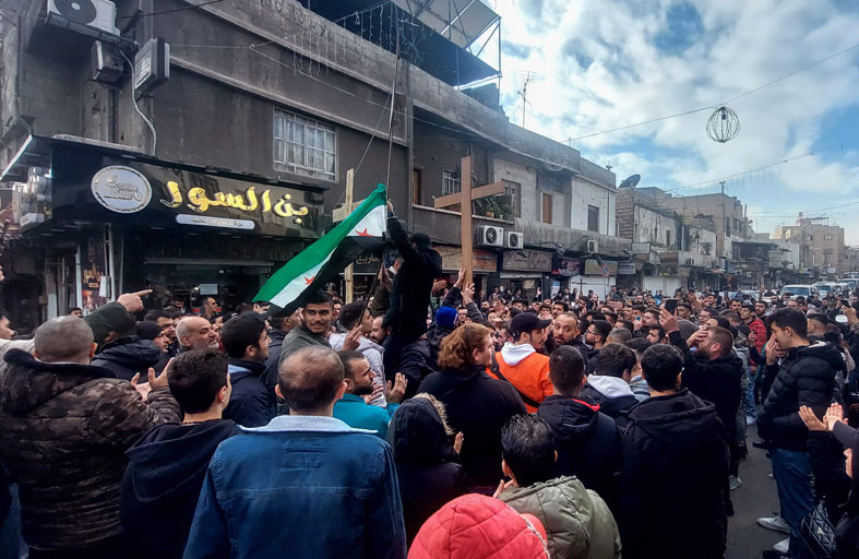 تظاهرات بعد إحراق شجرة عيد الميلاد قرب حماه 