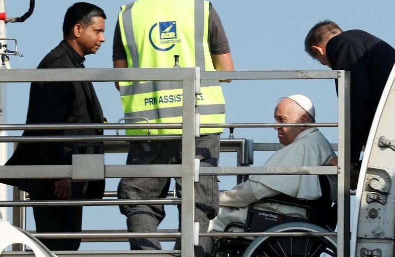 البابا يتجه إلى كندا في رحلة للاعتذار 