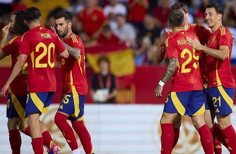 نجوم شبان يمنحون إسبانيا الأمل في خضم فوضى إدارية 