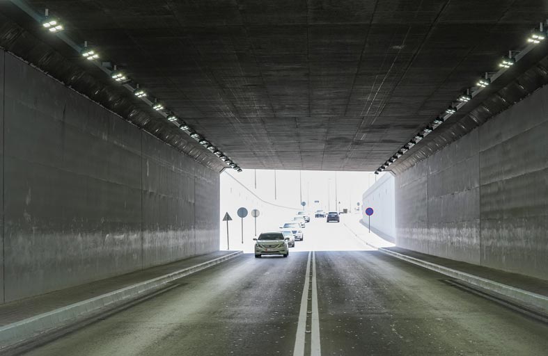 بلدية مدينة أبوظبي تستبدل الإنارة التقليدية بإنارة حديثة نظام LED في نفق السيارات بالشهامة