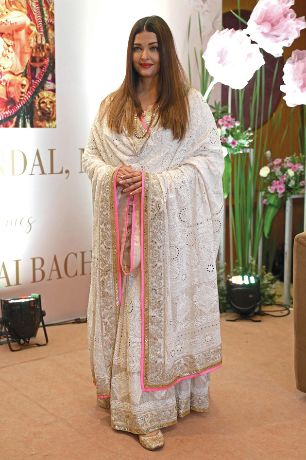 ممثلة بوليوود أيشواريا راي باتشان خلال احتفالات عيد ميلادها الخمسين في مومباي. ا ف ب