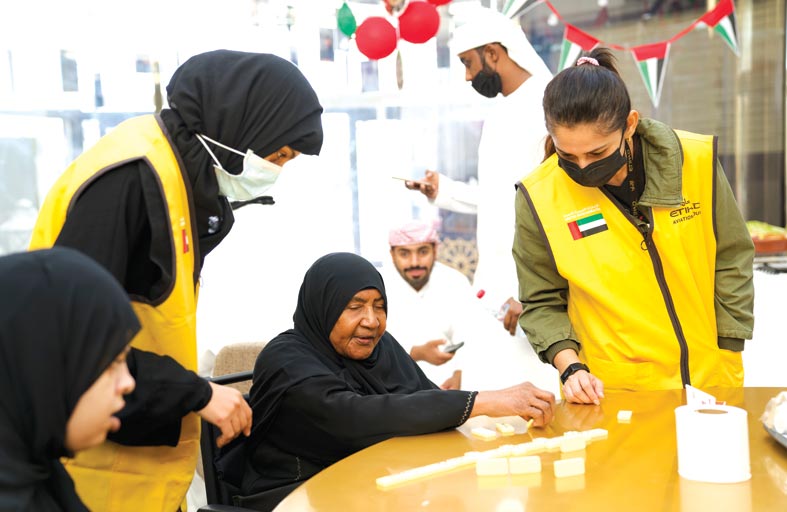 وفد من طيران الاتحاد  يزور دار رعاية المسنين بالشارقة 