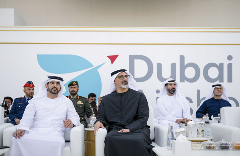 خالد بن محمد بن زايد وحمدان بن محمد بن راشد يشهدان العرض الجوي المصاحب لـ«معرض دبي للطيران في دورته الـ19» 