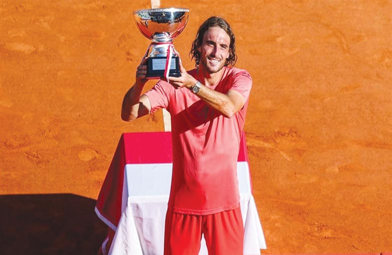 تسيتسيباس يعود إلى نادي العشرة الأوائل 