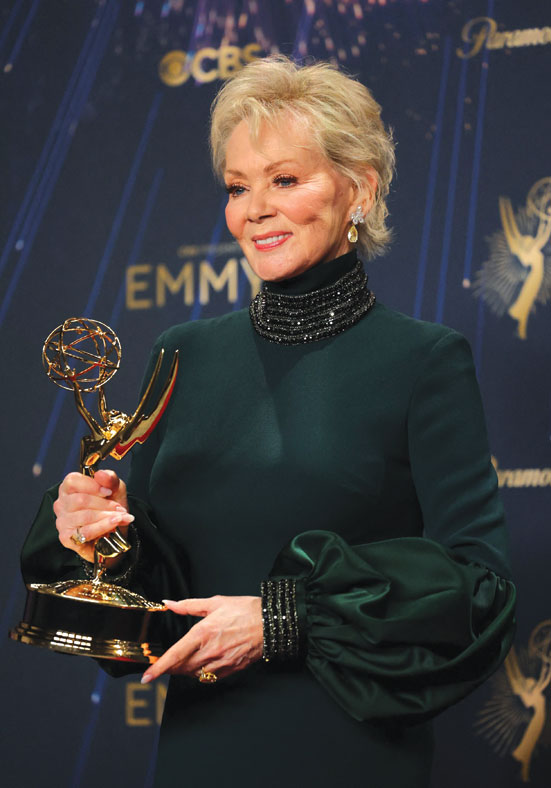 جين سمارت تحمل جائزة أفضل ممثلة في مسلسل «هاكس»، في حفل توزيع جوائز إيمي برايم تايم السابع والسبعين في لوس أنجلوس. رويترز