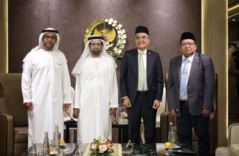 علي النعيمي يلتقي رئيس لجنة الشؤون الدينية في مجلس النواب الإندونيسي
