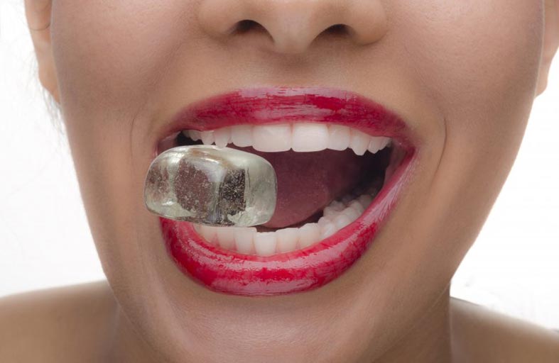 لماذا لا ينبغي سحق الثلج بأسنانك وكيف تتخلص من هذه العادة؟