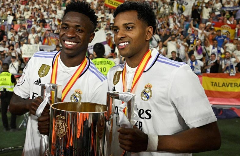 انشيلوتي وبيريس يشيدان بفينيسيوس ورودريغو 